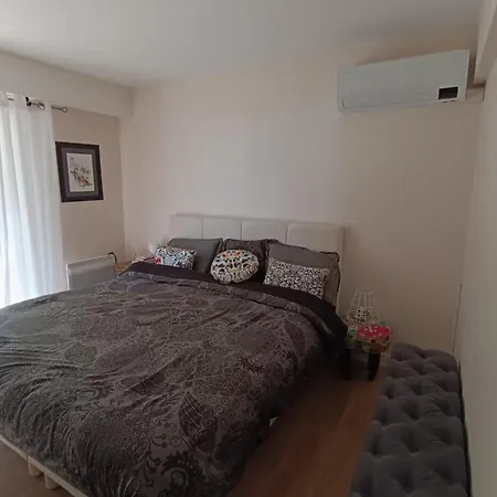 アパート Spacious With Garden And Pool