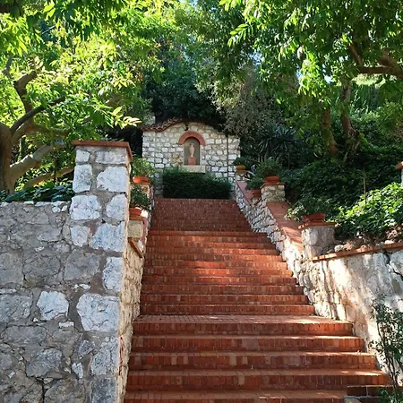 アパート Spacious With Garden And Pool