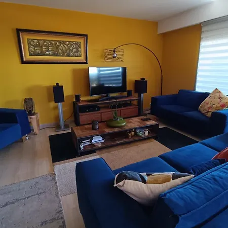 アパート Spacious With Garden And Pool